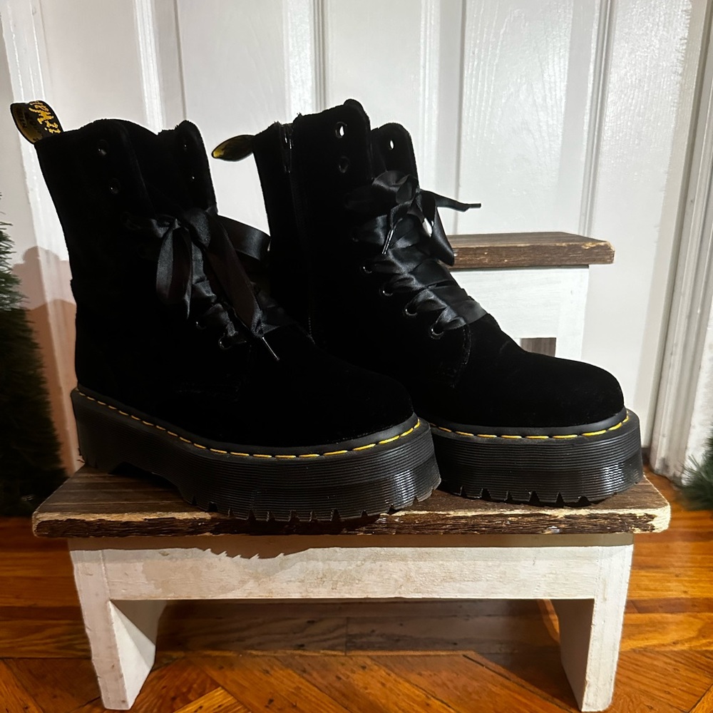 dr. martens suede jadon platform